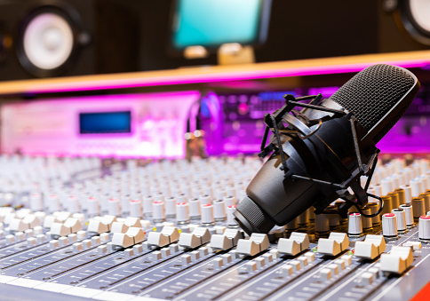 condenser-microphone-on-audio-mixing-console-in-recording-studio-picture-id1186473183?k=20&m=1186473183&s=170667a&w=0&h=krmBzgK6EYV-xKHQkB4pz1AyXkVyXU-6-fgCZWHUpYg=